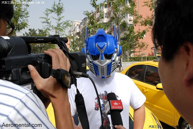 Optimus prime being intervied beside a road.&quoted;I have nothing to say,well i would like to thanks michael bay for putting me under the spotlight.."